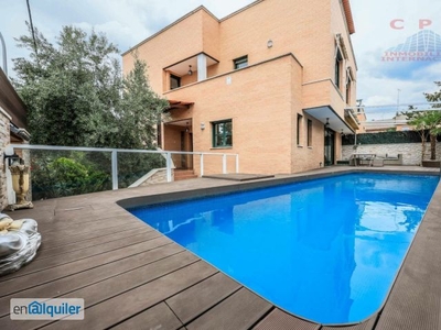 Espectacular Chalet adosado de lujo, de 550 m2, 6 habitaciones, jardín, terraza y piscina privada.