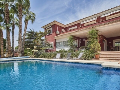 Espectacular chalet en venta con gran jardín y piscina en La Albufereta