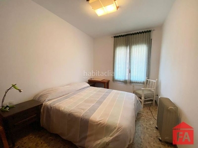 Piso con 4 dormitorios, baño y aseo, cocina, salón con salida a terraza, vistas al mar. finca sin ascensor, parking exterior y trastero. zona con todos los servicios cerca. en Coma-ruga