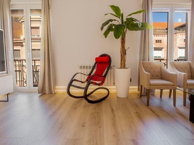Piso en alquiler en calle De Alcalá de 2 habitaciones con muebles y balcón