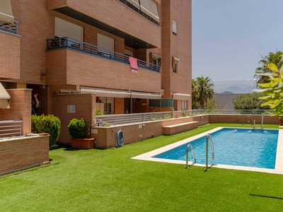 Piso en urbanización con piscina con terraza y cochera incluida en el precio Venta Barrio de los Periodistas