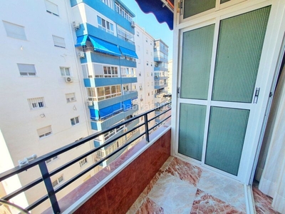 Piso fabuloso piso de tres dormitorios y terraza. en Málaga
