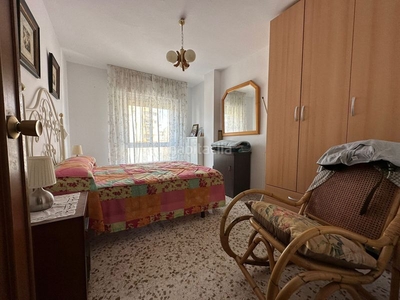 Piso se vende piso en primera linea de paya con vistas al mar con 4 dormitorios, 2 baños y una gran terraza. en Torre del Mar