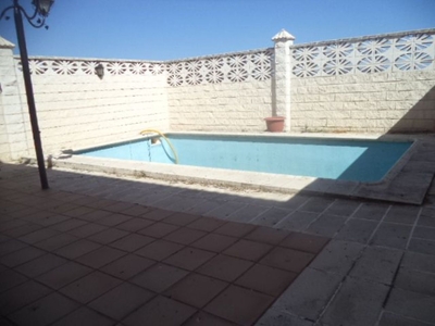 Venta de casa con piscina en Brazatortas