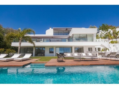 Villa a estrenar con vistas panorámicas al mar y al golf, La Quinta, Benahavis