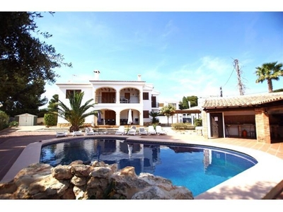 Villa de lujo en Calpe, con preciosas vistas al mar y a tan solo 300 metros de la playa andando.