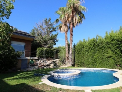 Alquiler casa exclusiva casa amueblada, jardín y piscina . en Bellaterra