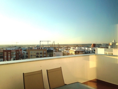 Alquiler de ático en Centro - Huelva de 1 habitación con terraza y muebles