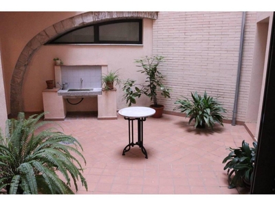 Alquiler Piso Girona. Piso de dos habitaciones en Calle Portal de la Barca. Buen estado con terraza