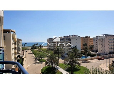 Apartamento con vistas al mar situado en 3ª línea playa Daimús,