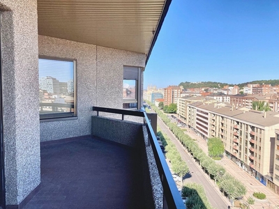 Piso en alquiler en Centro - Burgos de 3 habitaciones con terraza y garaje