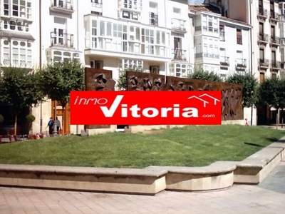 Piso en venta en Centro - Vitoria-Gasteiz de 2 habitaciones con calefacción y ascensor