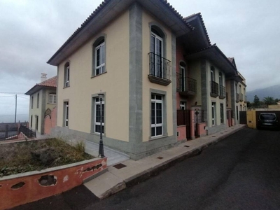 Venta Casa adosada en Carretera General la Luz La Orotava. Buen estado 247 m²