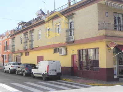 Venta Casa adosada en Manuel Bonilla Santana 41 Dos Hermanas. Buen estado plaza de aparcamiento 250 m²