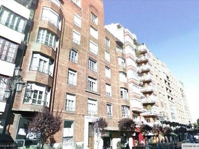 Venta de piso en avenida De Galicia de 5 habitaciones con garaje y ascensor