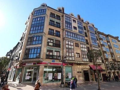 Venta de piso en calle Nueve de Mayo de 4 habitaciones con garaje y ascensor