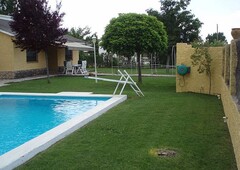Chalet con piscina individual.