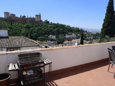 Alquiler de ático en Albaicín de 2 habitaciones con terraza y muebles