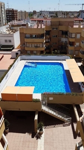 Alquiler de ático en avenida De la Cruz del Campo de 1 habitación con terraza y piscina