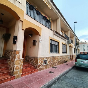 Alquiler de dúplex en avenida Gutierrez Mellado de 4 habitaciones con terraza y garaje