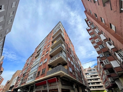 Piso en alquiler en Hospital de 3 habitaciones con terraza y muebles