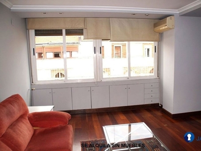 Piso en alquiler en Indautxu de 3 habitaciones con balcón y aire acondicionado