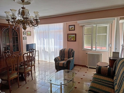 Piso en alquiler en Rondilla - Santa Clara de 3 habitaciones con muebles y balcón