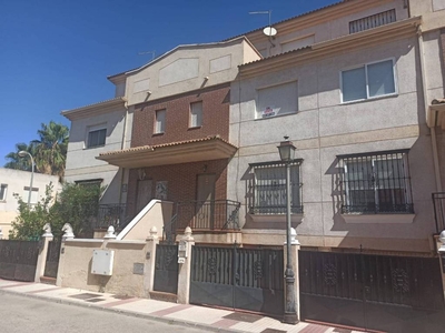 Venta Casa adosada en Calle Melilla 10 Atarfe. Plaza de aparcamiento con terraza 197 m²