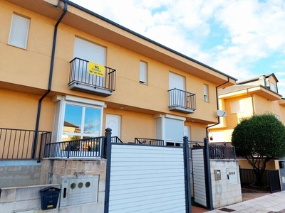 Venta Casa adosada en Santalla Oscos Cacabelos. Buen estado plaza de aparcamiento con balcón calefacción individual 207 m²