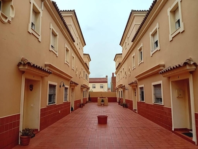 Venta Casa unifamiliar Algeciras. Buen estado plaza de aparcamiento con terraza 148 m²