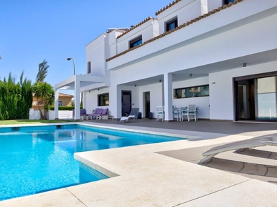 Venta Casa unifamiliar en Calipso Benalmádena. Con terraza 500 m²