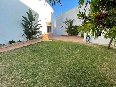 Venta Chalet Algeciras. Plaza de aparcamiento con balcón calefacción central 210 m²