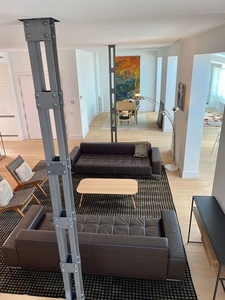 Venta de ático en Almagro de 4 habitaciones con terraza y muebles