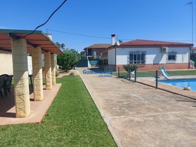 Venta de casa con piscina en Alcalá de Guadaíra, Urbanización Eucaliptal