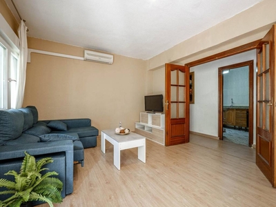 Venta Piso Granada. Piso de tres habitaciones en Cadiz. Primera planta con terraza