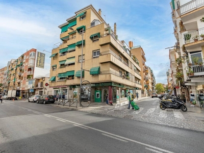 Venta Piso Granada. Piso de tres habitaciones en de Dílar 51. Tercera planta con terraza