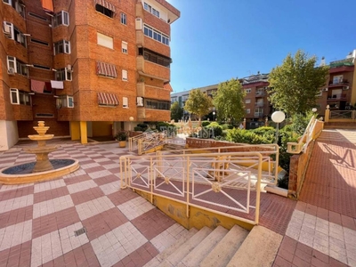 Venta Piso Jaén. Piso de cuatro habitaciones Entreplanta plaza de aparcamiento con balcón