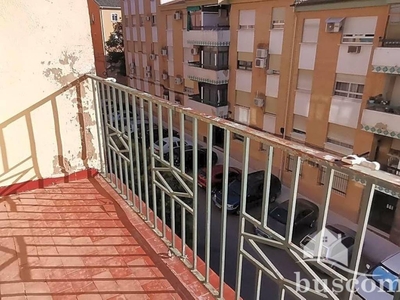 Venta Piso Linares. Piso de tres habitaciones en Calle Manuel Lozano Garrido. A reformar tercera planta con balcón