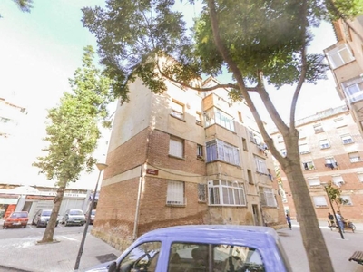 Venta Piso Reus. Piso de tres habitaciones en Calle GLORIETA GALICIA. A reformar segunda planta