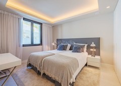 Apartamento espectacular apartamento contemporáneo en planta baja con dos habitaciones y vistas al mar en azahar , nueva andalucía en Marbella