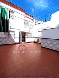 Venta de casa con terraza en Alcalá de Guadaíra, Beca