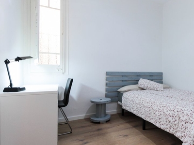 Acogedora habitación en alquiler en apartamento de 4 dormitorios en L'Hospitalet