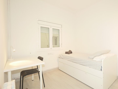 Bonita habitación en piso de 3 habitaciones en L'Hospitalet de Llobregat.