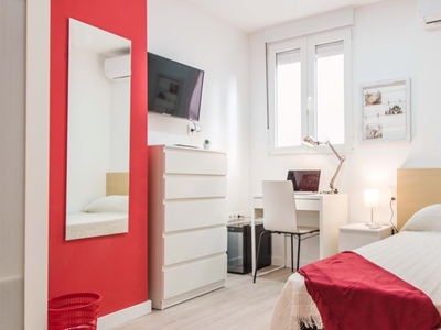 Habitación luminosa en apartamento de 5 dormitorios en Burjassot, Valencia.