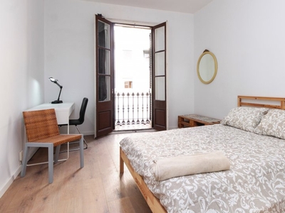 Se alquila habitación espaciosa en apartamento de 4 dormitorios en L'Hospitalet