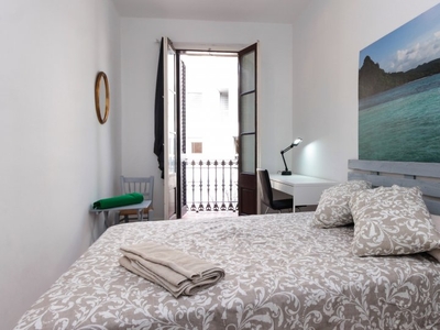 Se alquila habitación luminosa en apartamento de 4 dormitorios en L'Hospitalet