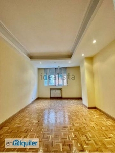 Apartamento de 60 m2 en el pintoresco barrio de Malasaña, cerca de la Glorieta Bilbao. Exterior, con ascensor, aire acondicionado, calefacción y agua caliente centrales. Sin amueblar.