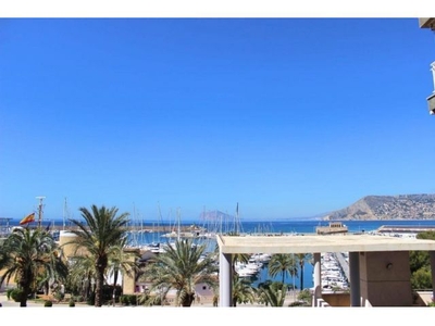 Apartamento en la costa de Calpe con vistas panorámicas y garaje cerrado.