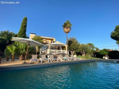 casa de encanto con piscina en la urbanización de las Cumbres de Calicanto