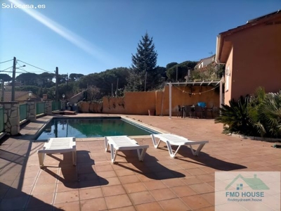 Chalet de una planta con piscina y garaje